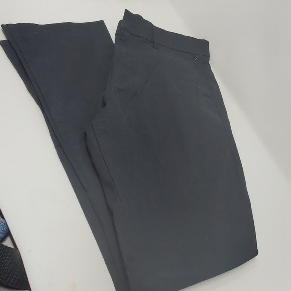 Gap  Modern Khakis in Straight Fit with Gapflex - Picture 1 of 4